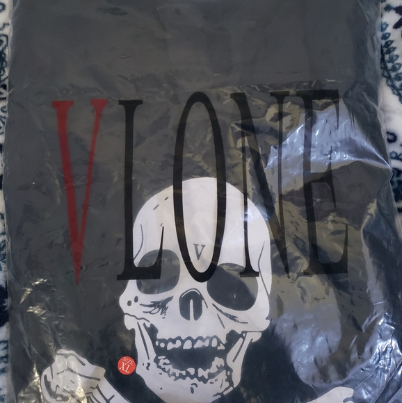 VLONE Skull and Bones XL T-shirt - Picture 3 of 3